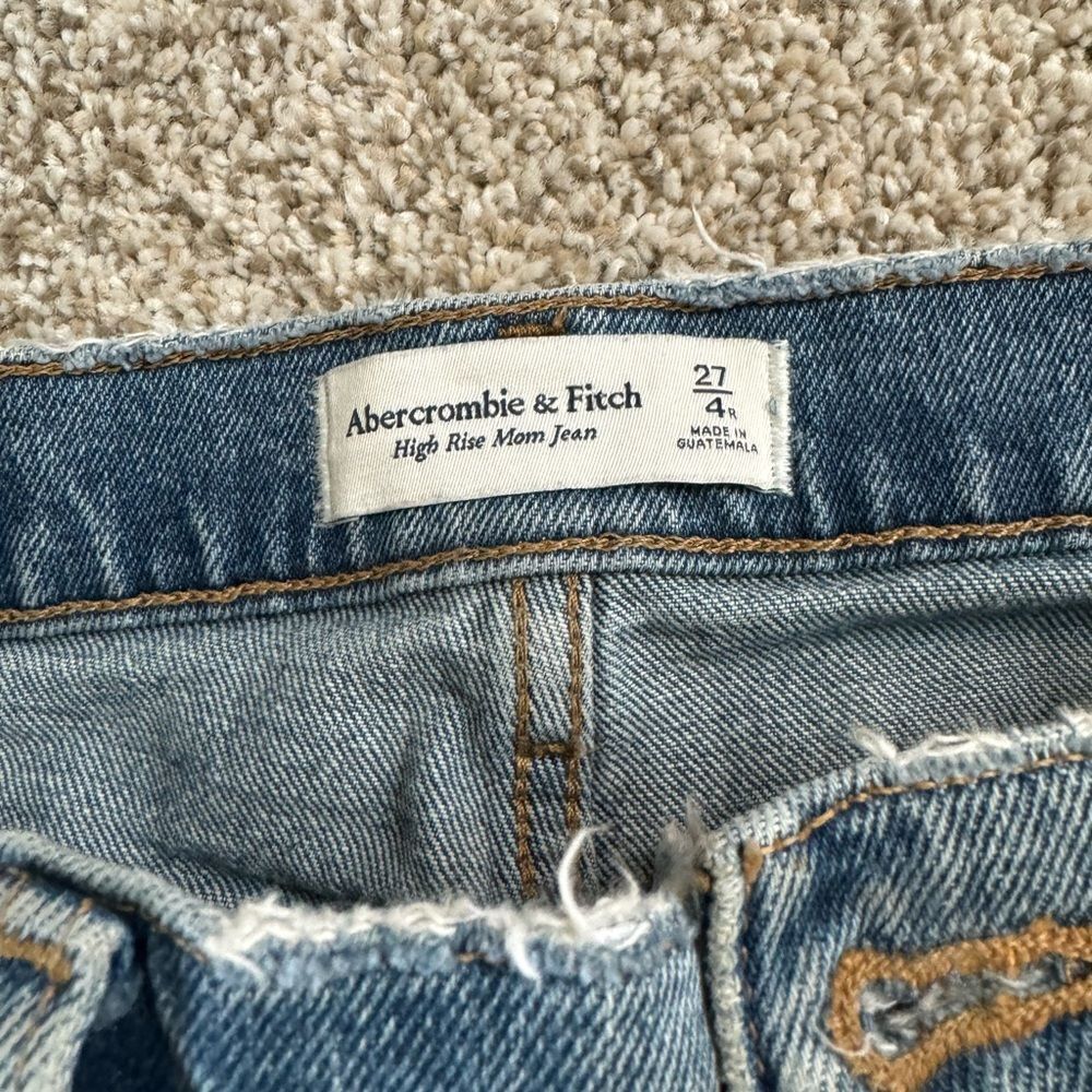 Women’s Abercrombie & Fitch High Rise Mom Jean | 27 Regular | Medium Wash - Picture 3 of 7